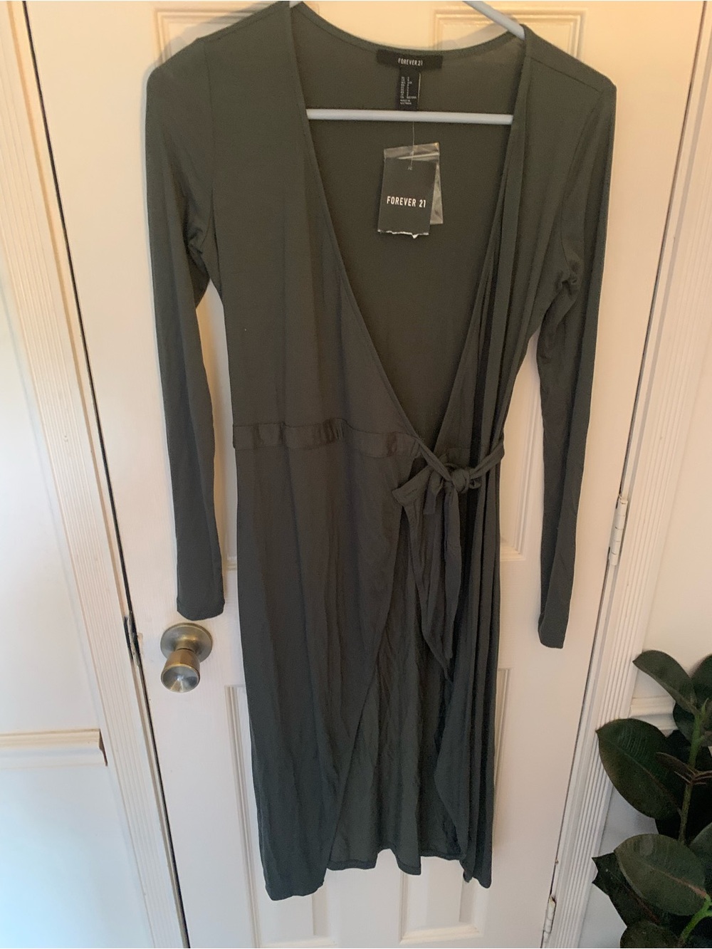 Women’s green long-sleeve wrap midi dress from Forever 21 Size Small